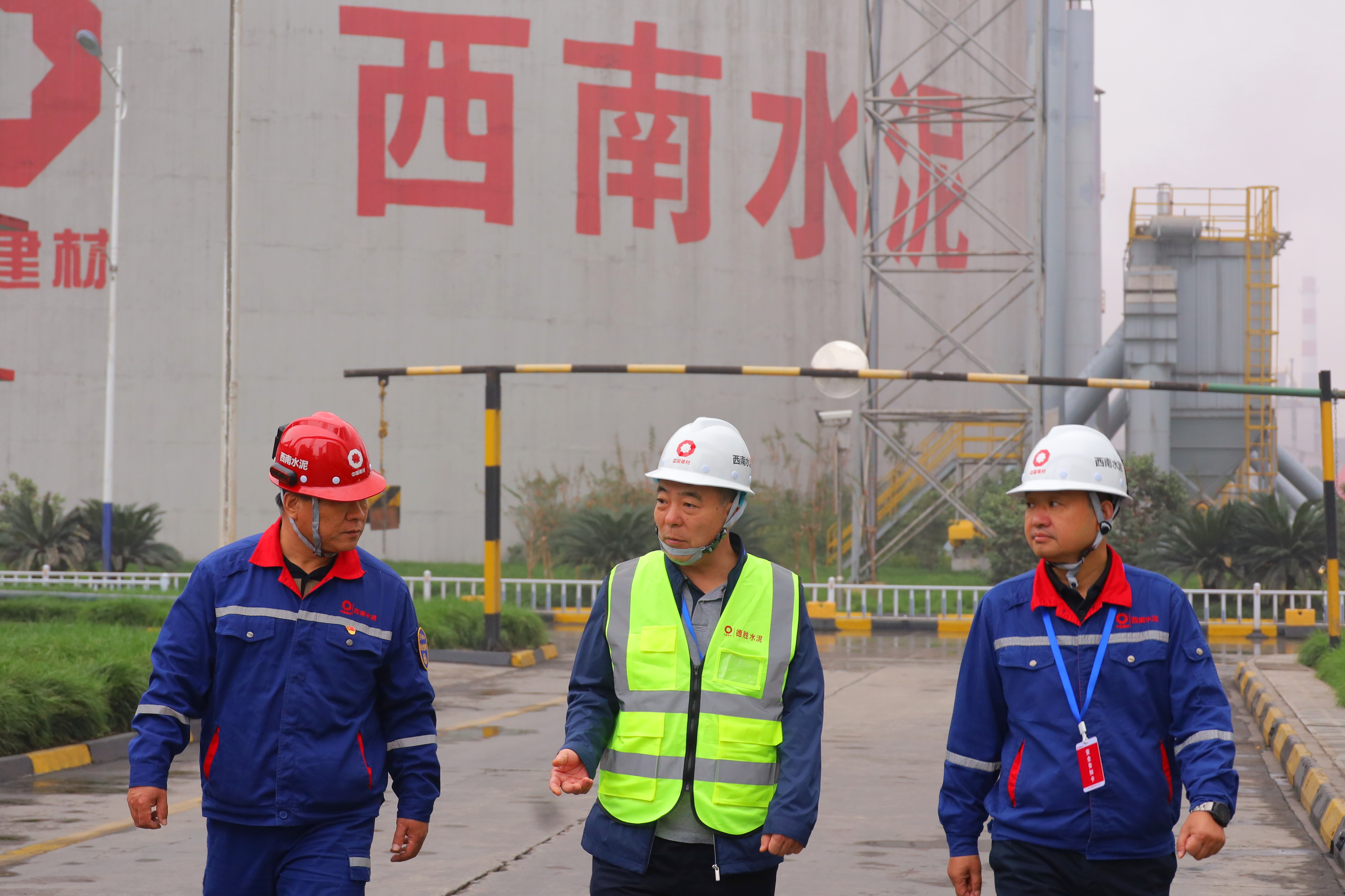 張金棟一行到西南水泥所屬四川德勝水泥檢查安全環保工作