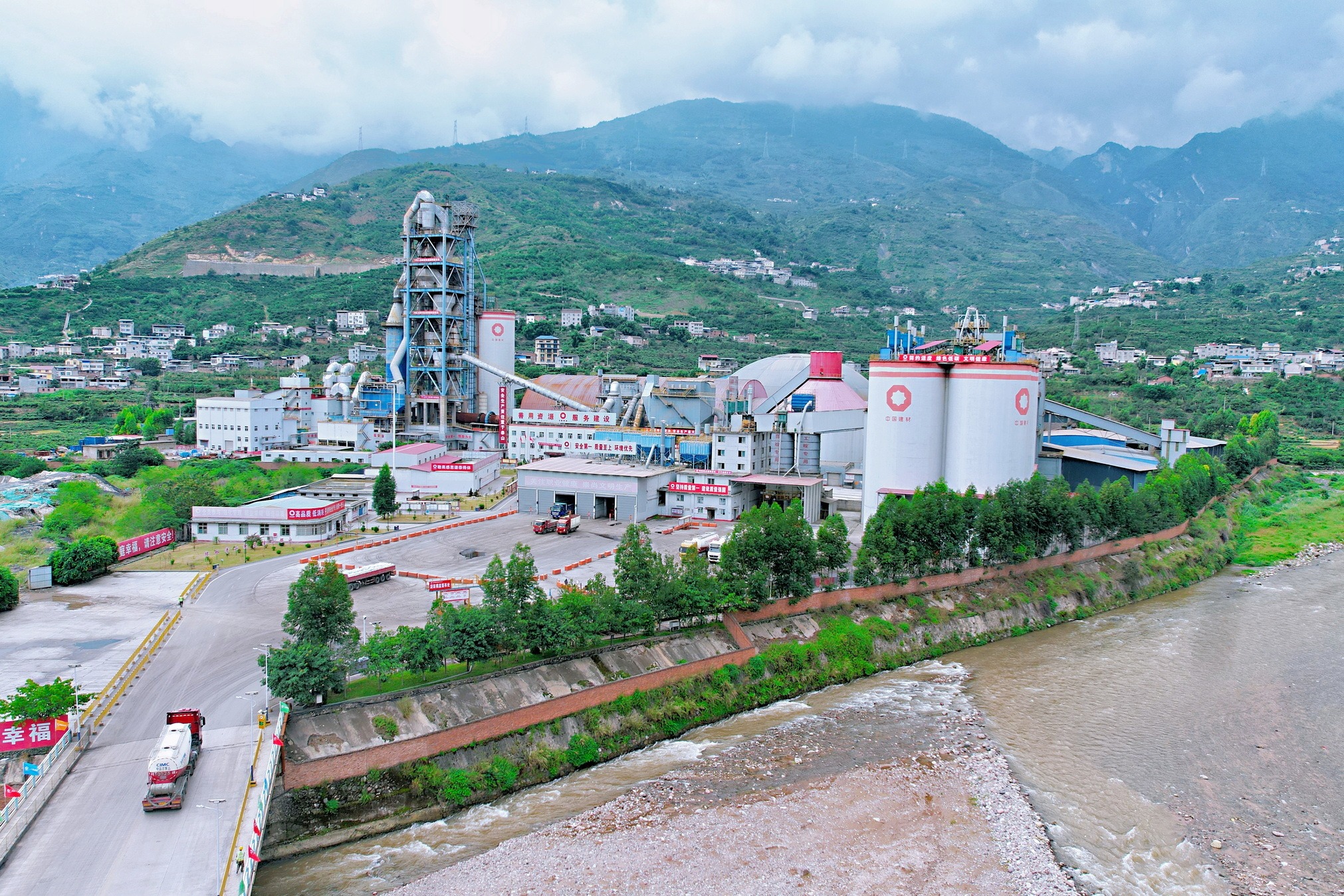 貫徹黨的二十大 創標桿丨四川泰昌建材：強三基建設 建六條標準 打造示范標桿