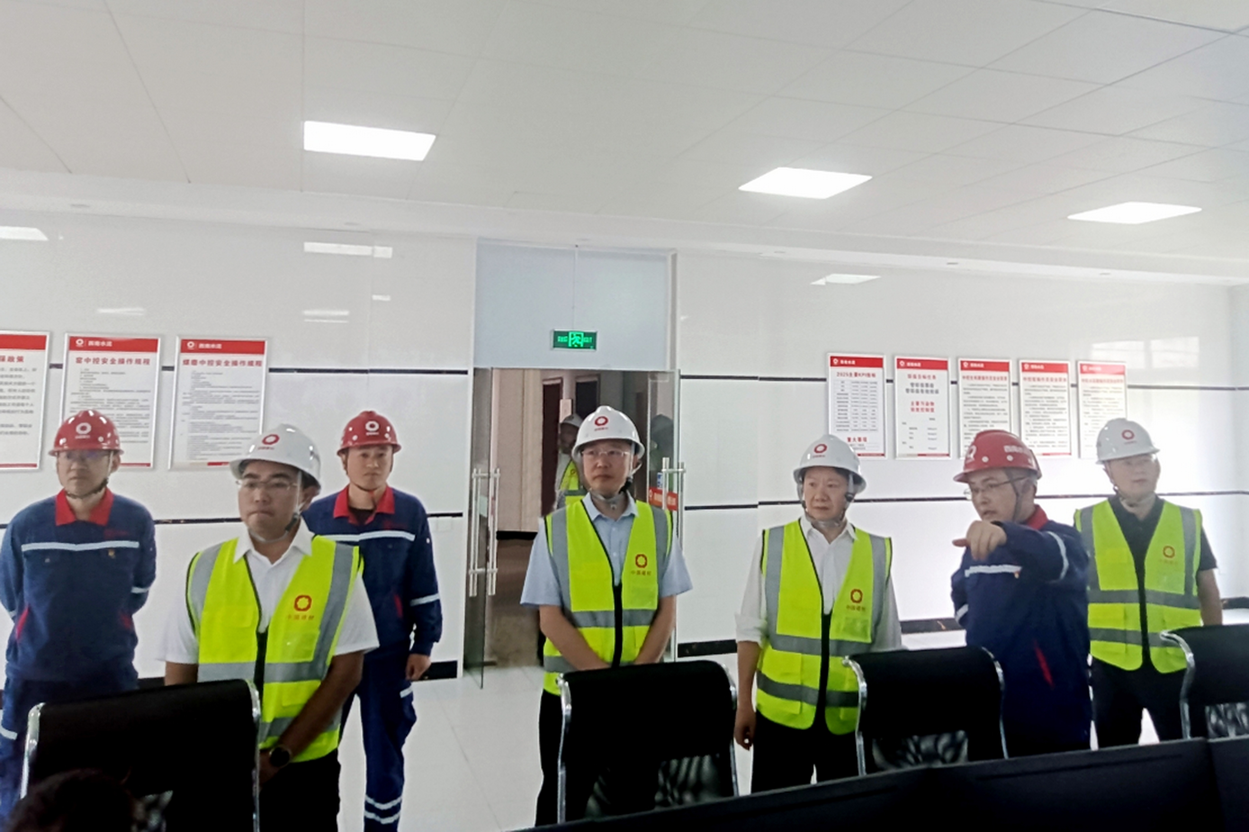 四川省經濟和信息化廳副廳長曾吉明到四川省兆迪水泥有限責任公司調研